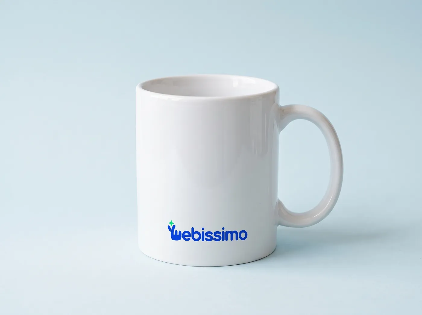 Bílý hrnek s logem Webissimo